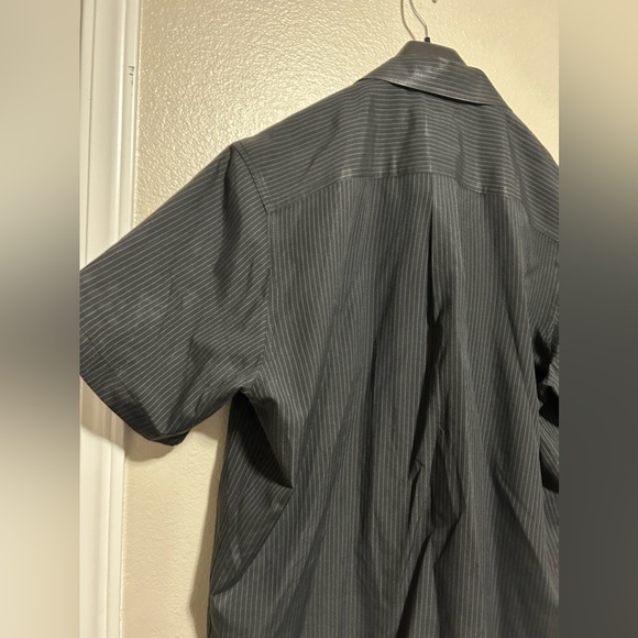 Quicksilver black collared button up short sleeve shirt sm pin stripes/size xl - Picture 3 of 6